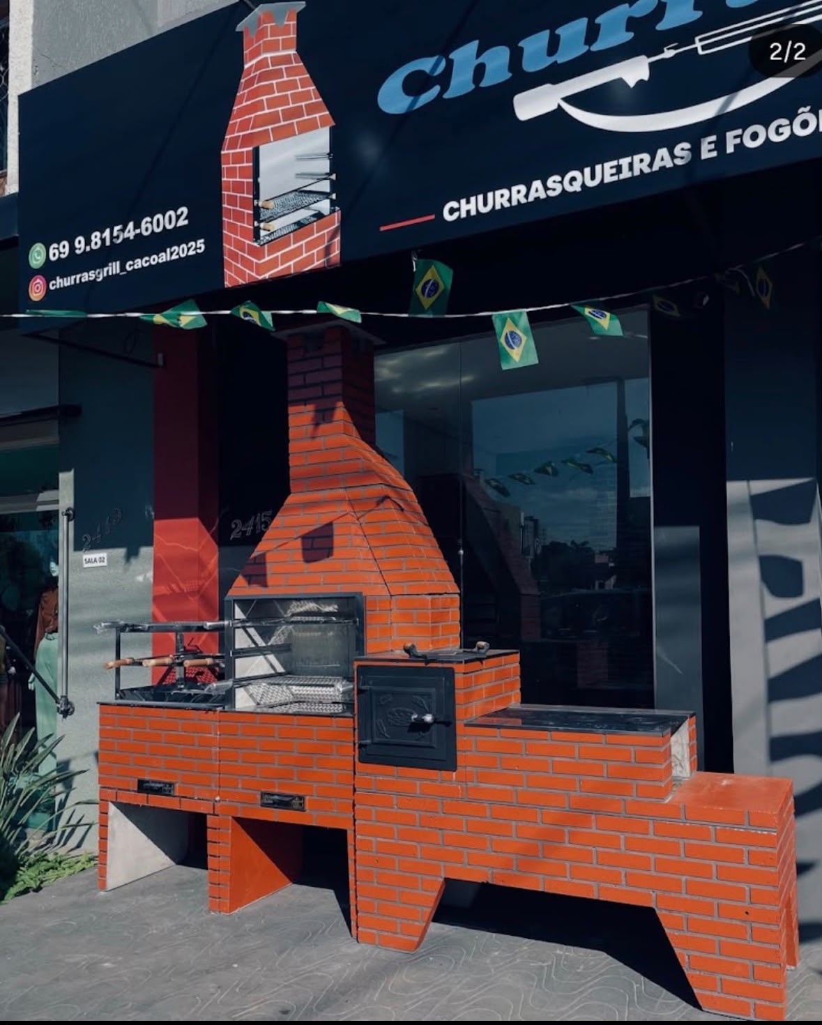 Conjunto vermelho com forno exposto na fachada da loja